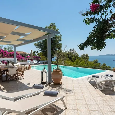 Beachfront Coco Villa Vergaiika
