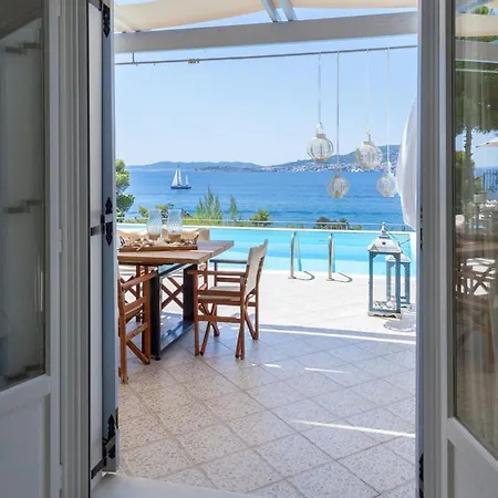 Villa Beachfront Coco Vergaiika